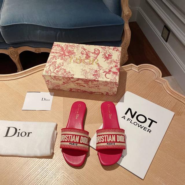 出厂： 粗跟 Dior 迪奥经典 春夏度假系列 刺绣平底拖鞋 跟高：平底、粗跟4.5Cm 码数：34-42