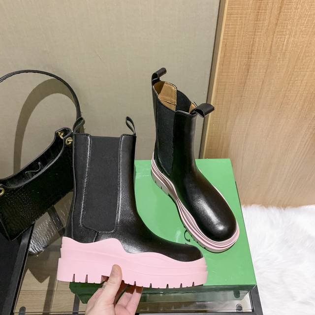 出厂： Bv彩色短靴你绝对想不到这款短靴在这个季节会那么火爆果冻色鞋底首发出货、真的好卖到你完全不相信、某宝一天销量300多双，强烈推荐实体店购入一双摆版 标准
