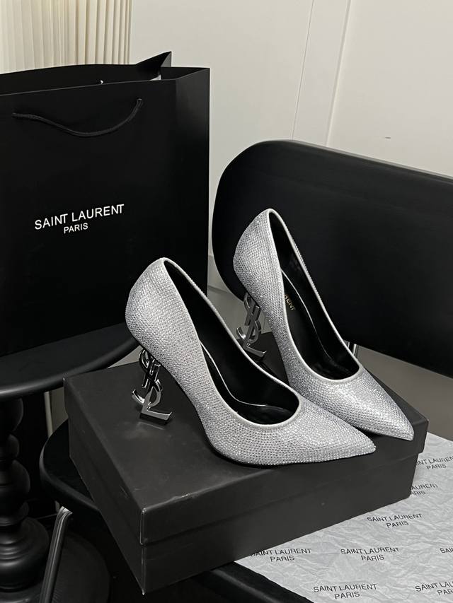 出厂： Saint Lauren 圣罗兰 Ysl鞋跟尖头钻面高跟鞋单鞋 这双铁跟单鞋绝对是黑马选手 颜值超高 网红博主火爆追捧 特让女神们心动 特别是这种方头系
