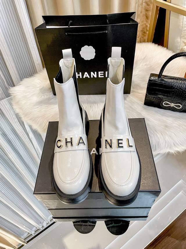 出厂： Chanel 香奈儿2024早春新款厚底短靴 字母扣切尔西靴 春季香家必备爆款，女神系列，拥有香家特色优雅名媛气质，超级耐看，让人无法抗拒，心动 菱格一