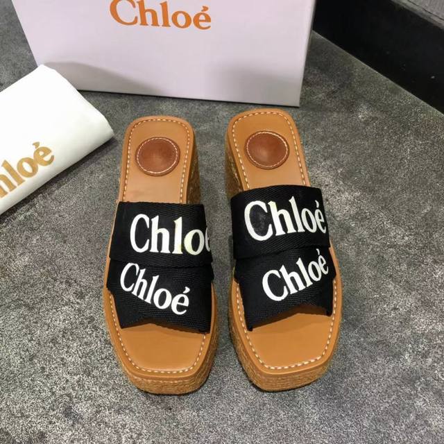 出厂： Chloe 克洛伊 黑色 新款厚底拖鞋，欧洲购入正版复刻进口订制的高密度多物料组合织带，手感柔滑，3D数控防水印刷logo字样，原高密度橡胶发泡鞋底人工