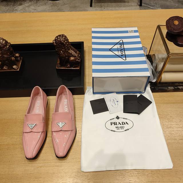 漆皮通勤系列 顶级包装配套最高版本 Prada 2024普拉达最新颖大平跟小方头胆位单鞋。品牌少有的长小方头形漆皮通勤平底单鞋系列。 2024S Prada秋季