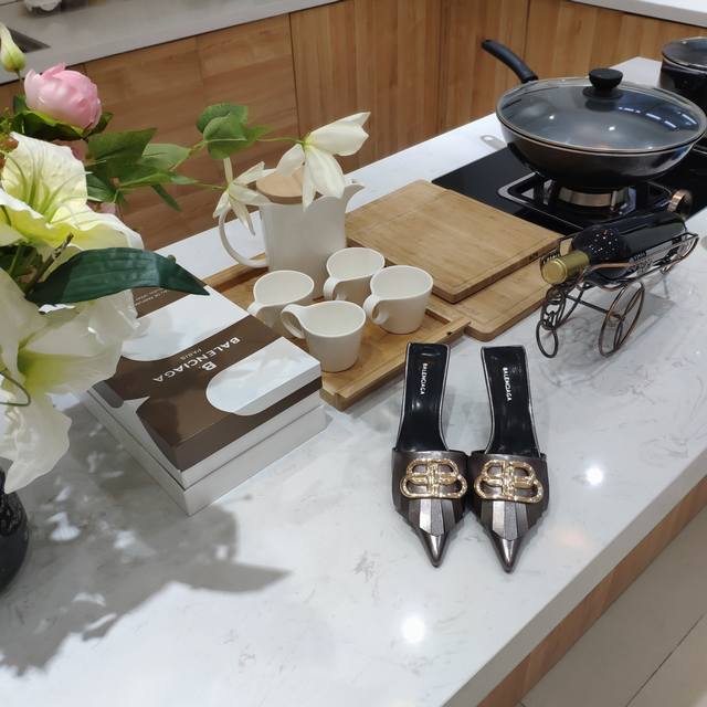 网红爆单款来袭，高端顶级版本。拖 。Balenciaga巴黎世家2025冬春爆棚新款全国首发。方尾 B家闺蜜版 新形双b扣花头流苏系列。 5.5Cm小矮跟流苏版