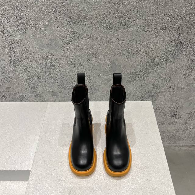 冲量价: 顶级高端版本 代购品质 原版开发 Bottegaveneta 葆蝶家 新款高跟厚底中筒短靴。2024Ss官网同步新色超级大爆款，再次升级版本。耗时三个
