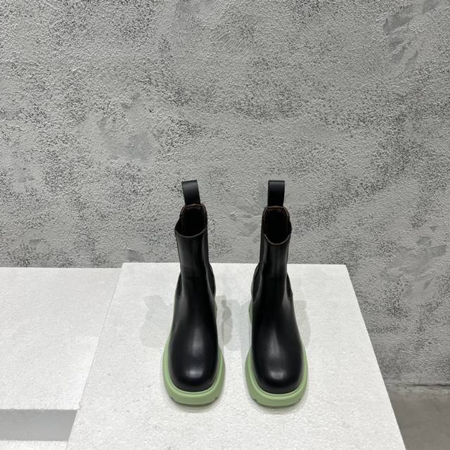 冲量价: 顶级高端版本 代购品质 原版开发 Bottegaveneta 葆蝶家 新款高跟厚底中筒短靴。2024Ss官网同步新色超级大爆款，再次升级版本。耗时三个