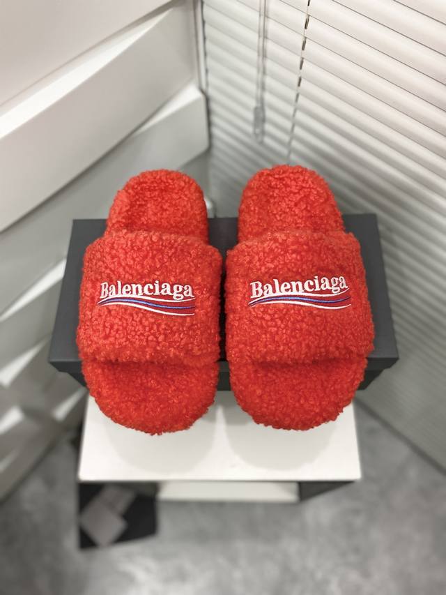 冲量价: 高品质 跑量价 Balenciaga巴黎世家秋冬潮品毛拖 鞋面字母图案、电绣徽标刺绣工艺！高级感满满当当！上脚特别漂亮 面料：羊卷毛 非常柔软舒适 鞋