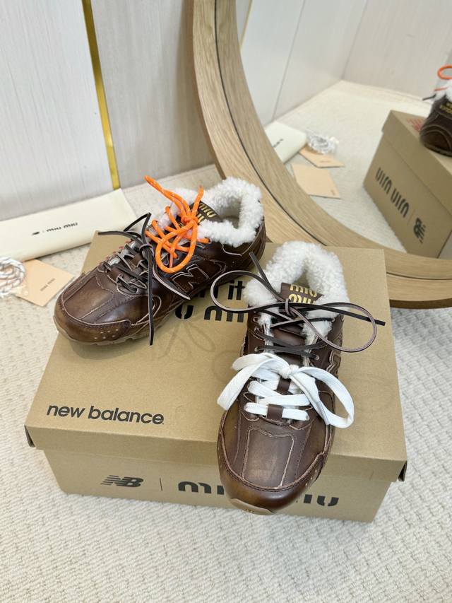 冲量价: 超火爆 超绝 缪缪miumiu+New Balance新百伦联名款 2024新款 阿甘鞋 德训鞋 复古时尚 简约高级 随意搭配 上脚非常轻便舒适，鞋面