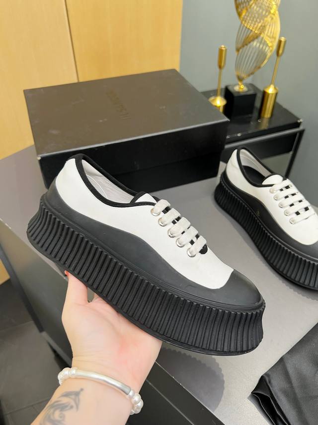冲量价: Jil Sander 饼干鞋，2024 Aw时髦精绝对不能错过的必入款，没有任何繁杂装饰，质感极好的vintage感，纯粹和极简做得利落又诗意！ 采用