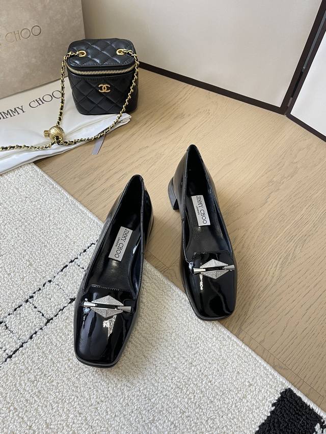 Jimmy Choo 小羊皮单鞋上新 超赞周仰杰24春夏系列 重逢惊艳 优雅邂逅 碰撞之美 时尚国外博主同款街拍推荐 造型大胆别致满分街拍 小羊皮鞋面 搭配真皮