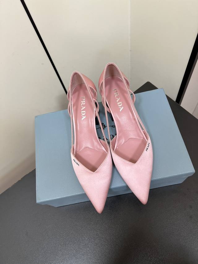 prada 25Ss 早春新款绝美尖头跟鞋 时尚界久违的极简之美 经典时尚配色 毫不费力的优雅风来袭 时髦 精致 绝美 包头尖头 开边珠外穿时尚气质简约新款日常