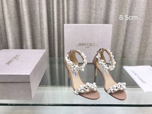 Jimmy Choo 吉米周春夏新款珍珠凉拖！ 此款采用珍珠点缀 简约百搭，羊皮内里垫脚，意大利真皮大底 跟高 ：8.5Cm 10Cm 码数 ：35～39 34