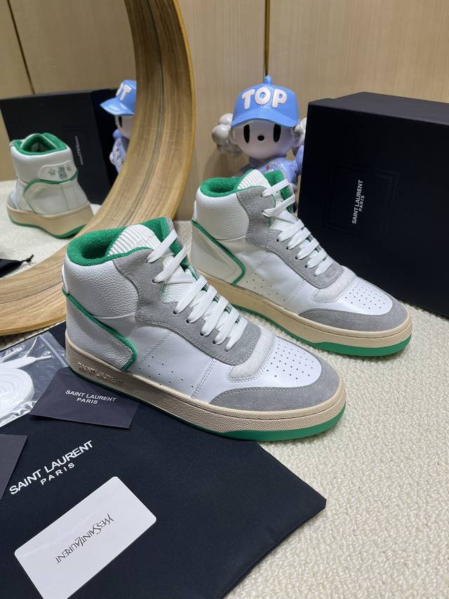出厂价： 情侣款 Ysl Saint Laurent 圣罗兰 Sl61春夏最新爆款休闲系列 圣罗兰 Sl61 ，原版购入 一比一复刻 ，新鲜血液注入加休闲复古的