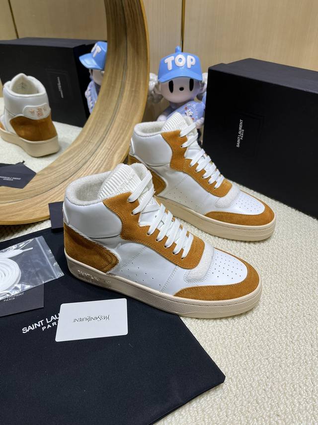 出厂价： 情侣款 Ysl Saint Laurent 圣罗兰 Sl61春夏最新爆款休闲系列 圣罗兰 Sl61 ，原版购入 一比一复刻 ，新鲜血液注入加休闲复古的
