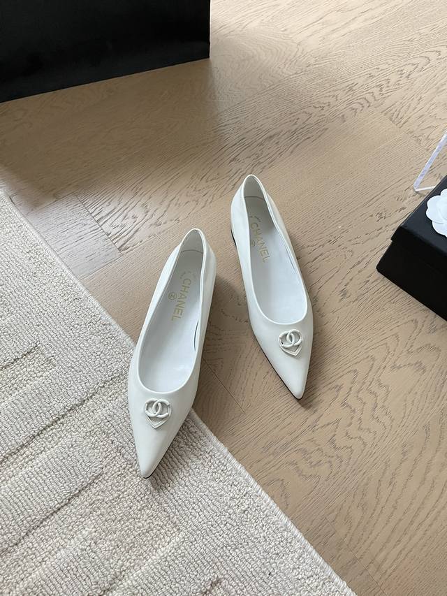 chanel新款爱心扣尖头单鞋 绝美玛丽珍系列很难不爱 鞋面麂皮 漆皮 内里羊皮 真皮大底 原版开模五金 Size:35-39 其他码数定做