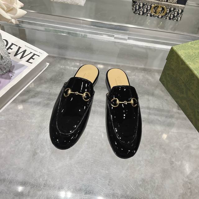 1803-12 黑漆皮女 35-41 作为gucci设计传承的杰出代表，马衔扣乐福托鞋生动彰显经典优雅格调。这款鞋履甄选黑色漆皮打造，匠心融蕴浅金色调经典马衔扣