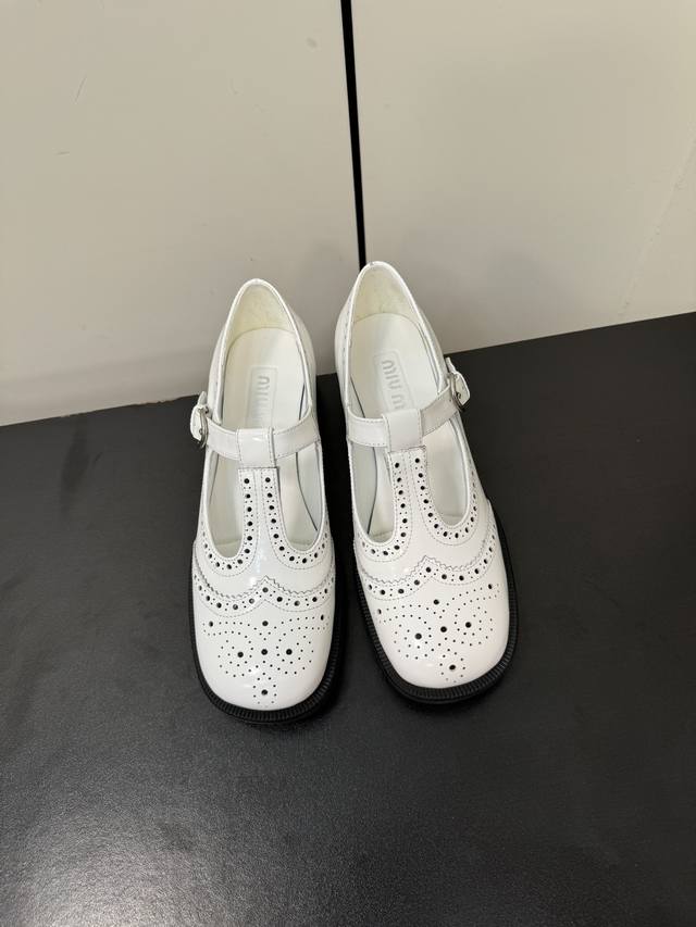 miumiu 英伦复古切尔西布洛克雕花乐福鞋。 就是随性而为的时髦态度,洗涤、冲孔 打蜡 与皮革的印记，夸张地表达时光的流逝，传递曾经使用 与此刻挚爱的概念，多