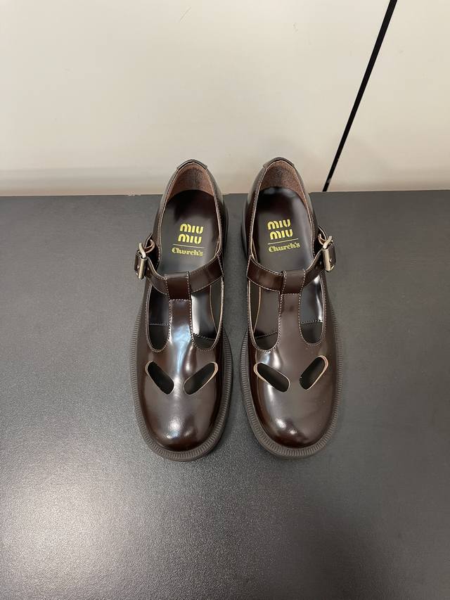 miumiu新款英伦风小皮鞋 满满英伦复古风精致极的甜美穿搭，浓郁的复古英伦风可甜可盐的时尚穿搭 可用于比较正式的职业装穿搭，也可以搭配英伦风、学院风等等的甜美