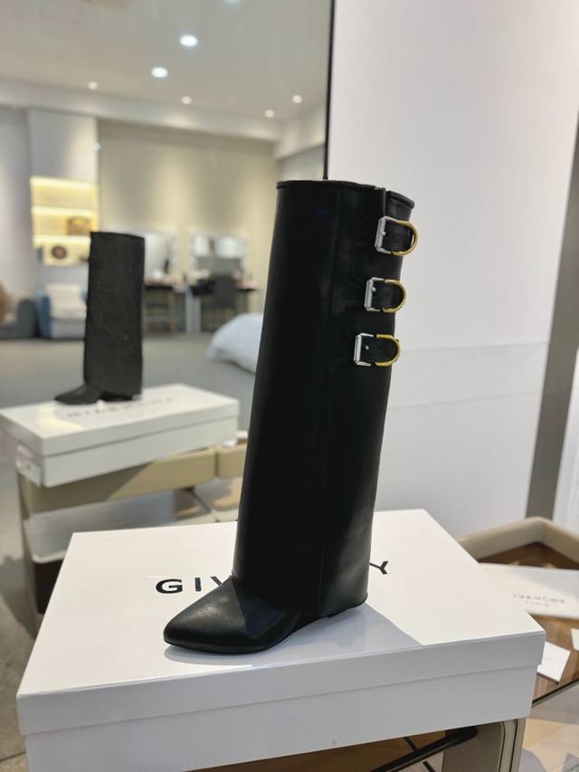 价格: 专柜正品级定制版本 Givenchy0 新款高跟长靴，市面最高版本 纪梵希 锁扣 风靡整个时尚圈 原版开发鞋型超级正 最高还原度鞋型 包裹性非常好 显瘦