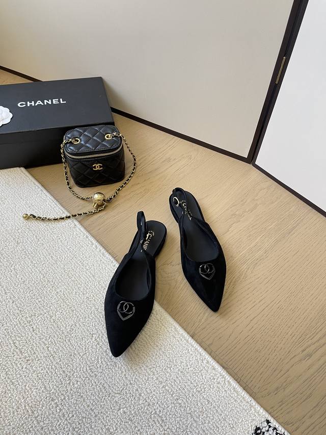chanel 25C新款尖头单鞋系列！ 这一季小香爆款！一眼爱上 超级百搭 怎么搭配都好看~ 鞋面羊皮 漆皮 内里羊皮 真皮大底 原版开模五金 码数：35-41