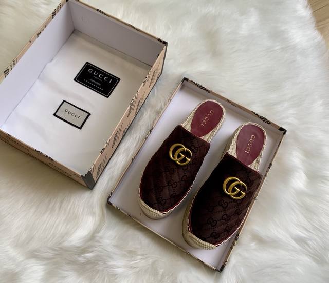 Ss早春gucci 古奇经典logo古奇女士绗缝帆布双gg轻便松糕厚底草编拖鞋渔夫鞋。官网同步，永不过时，超级舒适，上脚轻便绗缝真皮徽标拖鞋渔夫鞋。鞋面采用特殊