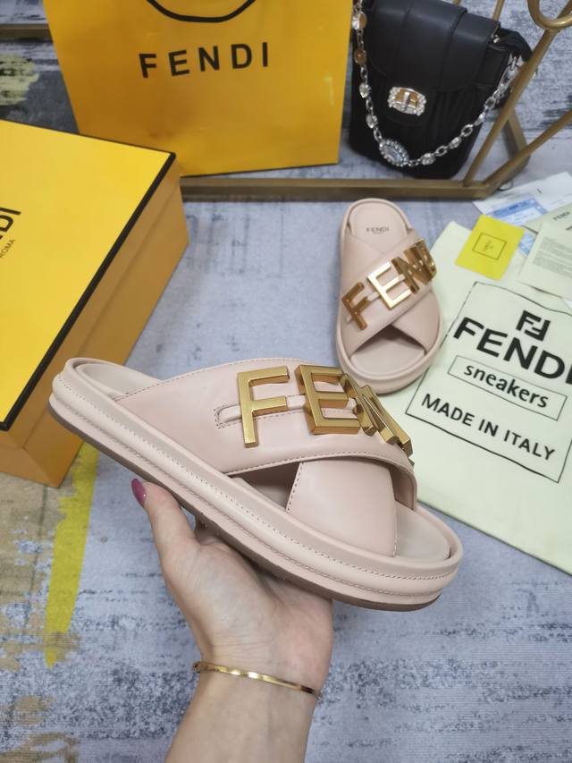 fendi最新独家爆款，牛皮面料宽交叉鞋带拖鞋，饰有金色金属fendi字样，35-45码