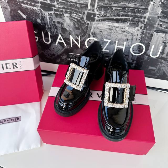 roger Vivier 这个是最最经典的秋冬必备 毋庸置疑吧~ 原版1:1复刻，最高版本 刘雯 唐嫣众多明星上脚 超级无敌百搭~ 今年也是全部更新改进过的高版