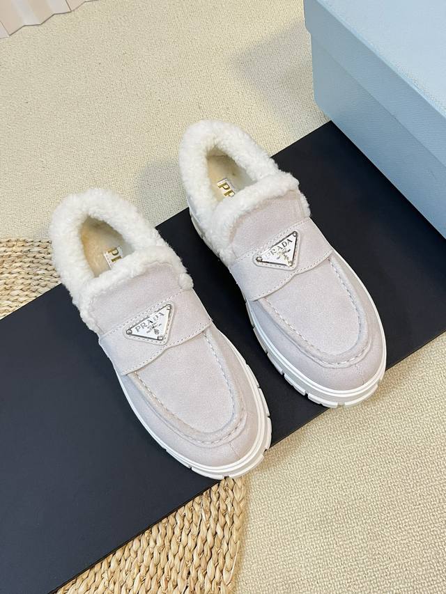 prada 羊毛鞋arrival～ P家秋冬羊毛厚底羊羔毛板鞋新品 决绝子单品，皮毛一体材质加持，好看又温暖呀 鞋面开边珠牛皮 小牛皮内里剪羔羊毛，原版底！ 顶