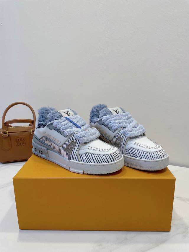 Lv Trainer Sneaker 一如继往的给足安全感，实物比图片更好看更精致！梦中情鞋击败～99% 多巴胺百搭，糖果色系真的好甜 元气度满满的 奢华品质，