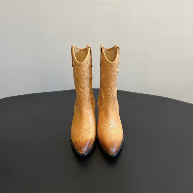 isabelmarant 23 秋冬新款复古靴 慵懒法欧风，飒爆了。自然 舒适 洒脱 时髦精最爱 夏天都可以穿的靴子 一双封神靴关键是舒适百分，酷女孩必备长靴
