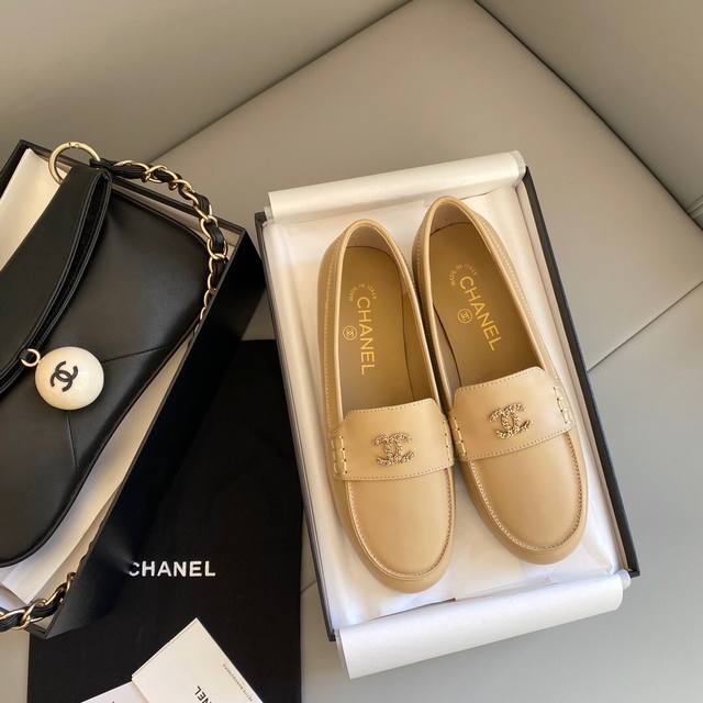chane*经典链条小皮鞋 复古典藏风乐福鞋 整体效果非常高级 进口采用小羊皮 漆皮 原版定制链条 内里垫脚是手感细腻柔软的水染羊皮 原版定制意大利真皮大底 码