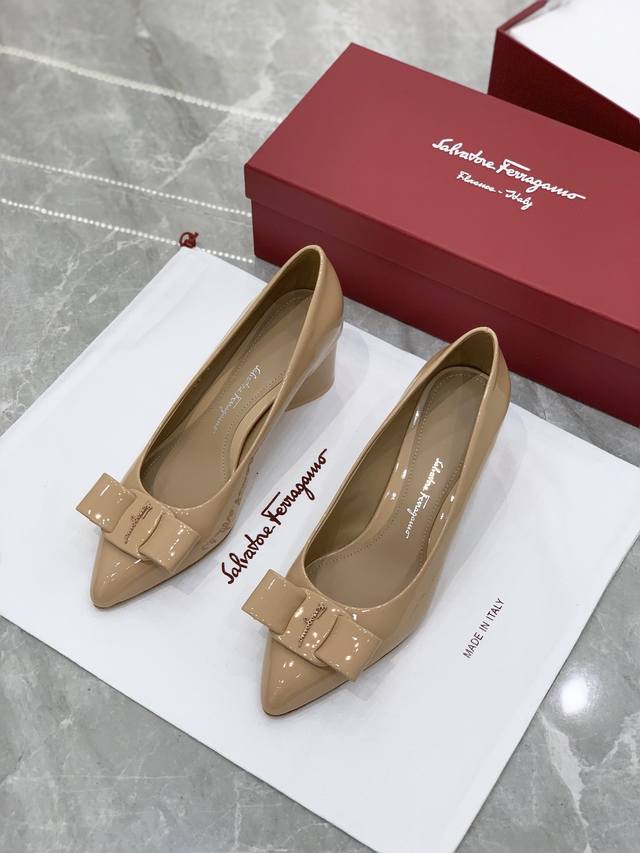salvatore Ferraga*O 菲拉*慕最新糖果色走秀款尖头浅口viva芭蕾舞鞋 颜值真的超高喔！今年的走秀款viva尖头搭配糖果配色，一下子少女了，满