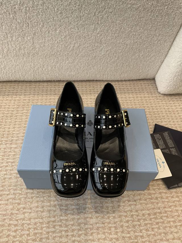 prada 普拉达 25Ss早春新款 经典圆头玛丽珍 单鞋 蛮复古暗黑系的一款玛丽珍 颜值和舒适度这块都把我吃的死死的！ 可盐可甜的娃娃头设计 透着满满的少女感