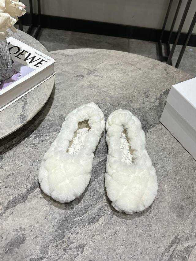 burberry巴宝莉秋冬新款菱格羊毛拖 毛绒绒的超可爱 上脚舒适 轻松出行 原版材质 鞋面羊毛 原版橡胶底 35-39 40.41定做