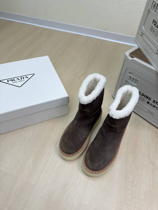 一脚蹬厚底 短靴 羊毛里 毛毛拖prada 简约设计 搭配三角标 Logo 的设计和简约的线条 很有格调 简单纯粹得色调 原版开模 舒适炸街 棕色 牛反绒皮 L