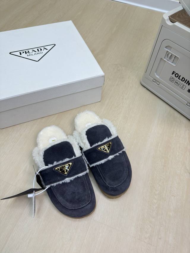 乐福鞋毛拖 羊毛里 毛毛拖prada 简约设计 搭配三角标 Logo 的设计和简约的线条 很有格调 简单纯粹得色调 原版开模 舒适炸街 蓝色牛反绒皮 Logo