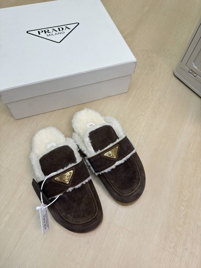 乐福鞋毛拖 羊毛里 毛毛拖prada 简约设计 搭配三角标 Logo 的设计和简约的线条 很有格调 简单纯粹得色调 原版开模 舒适炸街 深棕色牛反绒皮 Logo