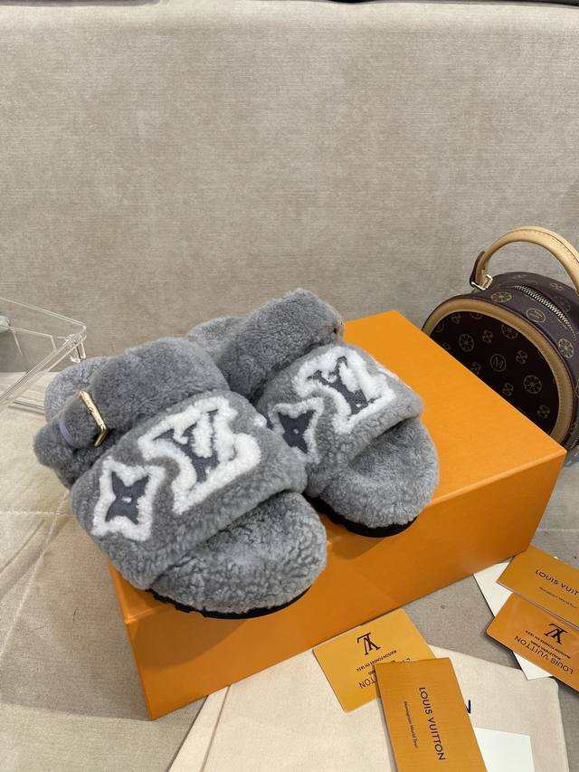 Lv爆款新色羊毛拖鞋頂级品质纯皮毛一体羔羊毛打造！米超温暖的感觉，穿上仿佛踩在云朵上经典老花装饰，精致高级！让这双毛拖身价陡增！鞋底是原版开模的防滑橡胶大底，非