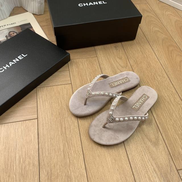 Chanel Thongs是25C春夏 秀场夹脚人字拖 夏天的人字拖莫名让人感到自由 带上镶嵌了双c水晶珍珠标志 太精致了 也太好看了吧 上脚超秀气显白！ 鞋面