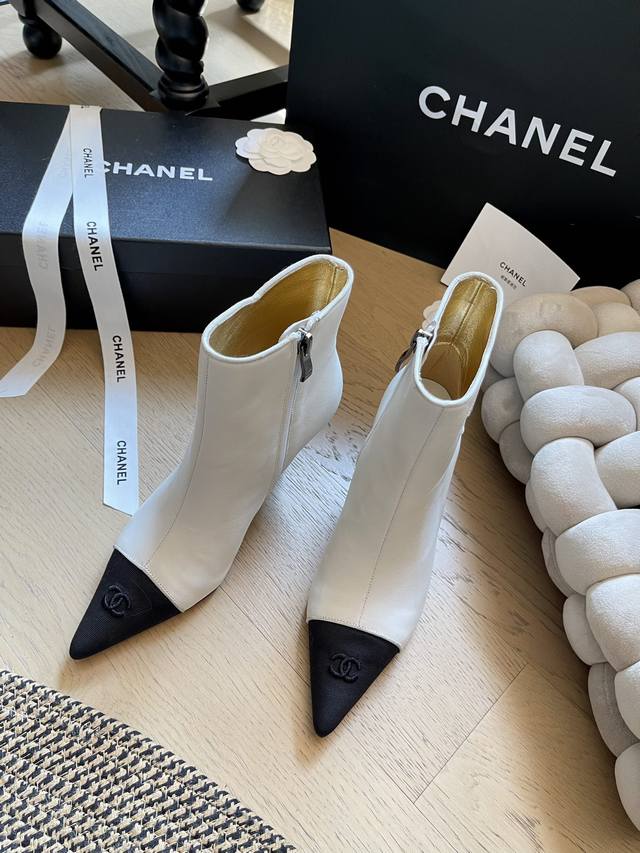 chanel 24B尖头短靴 顶级版本！ 一如既往的高级~ 鞋面牛皮 内里羊皮 真皮大底 跟高8Cm 码数：35-39 其他码数定做
