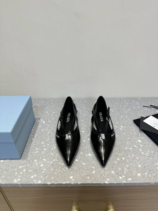 平底 Prada 普拉达 25Ss早春新款 绝美尖头跟鞋 时尚界久违的极简之美 经典时尚配色 毫不费力的优雅风来袭 时髦 精致 绝美 包头尖头 开边珠外穿时尚气