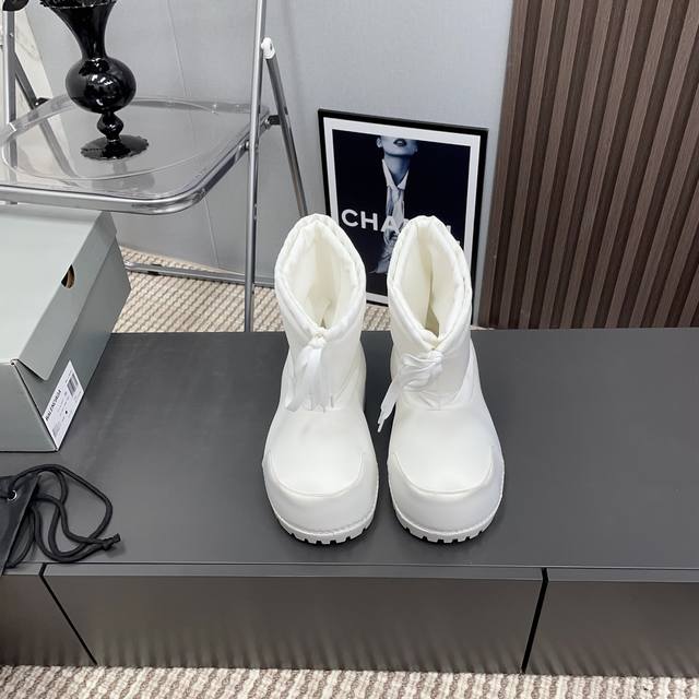 出厂:中靴 建议拍小2个码 Balenciag*巴黎世*家2024Vs秋冬雪地靴系列 胖嘟嘟大头雪地中靴 巴黎世家今年又出战靴！胖嘟嘟这么可爱啊！黑暗系的雪地靴