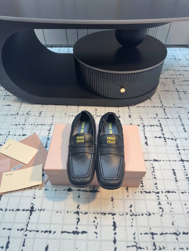 代购级miu Miu 24Ss秋冬季 布洛克方头乐福鞋 这款布洛克鞋线条简约设计经典，饰以miu Miu徽标搭扣等金属细节。 鞋面采用了进口 胎牛皮 羊皮衬里