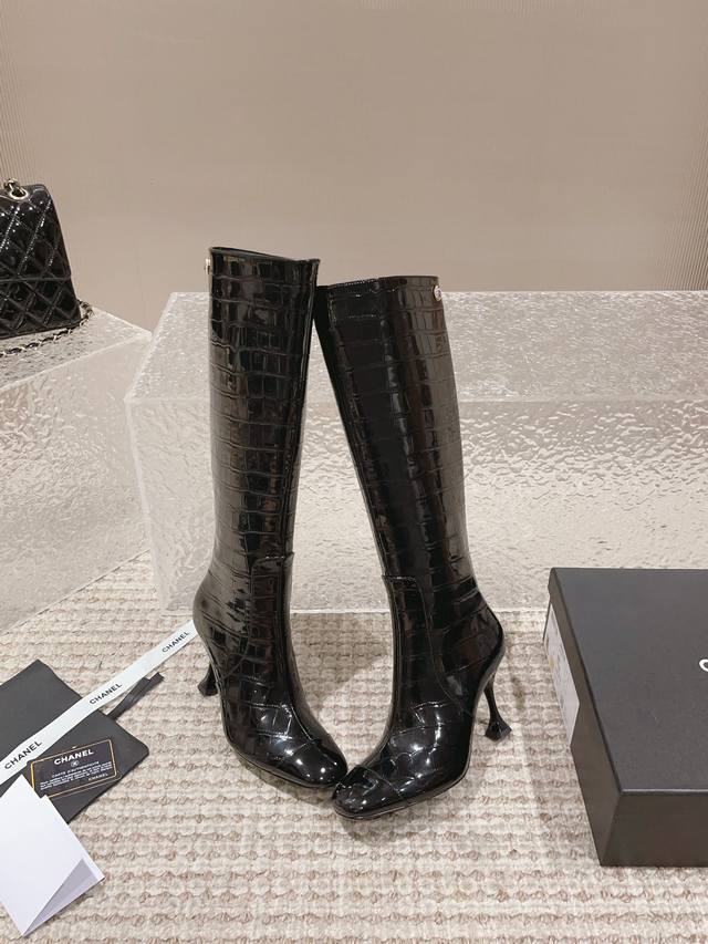 批短靴 长靴 Chanel23大爆款！ 专柜 正品级 版本！！ 顶级货版本！原版购买、鞋面五金原版开模。精心打造！Chanel这次上新的靴子运用裂纹压制工艺，把