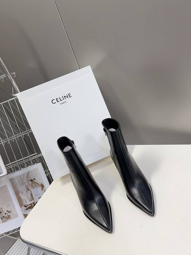 celine 思琳凯旋门尖头早秋短靴 代购级别新品 专柜主打系列！超多明星网红小姐姐上脚！简约英伦风，超级百搭王！ 材质：鞋面采用进口哑胎牛皮配纯手工缝线工艺原