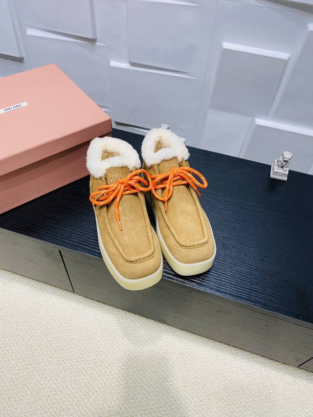 出厂价: Miumiu*缪缪2024秋冬 最新爆款 厚底高帮乐福鞋从皮里做到毛里的大爆款！强烈安利人手一双！整双鞋方头的设计超显脚瘦，线条感极强，增高显瘦神器！