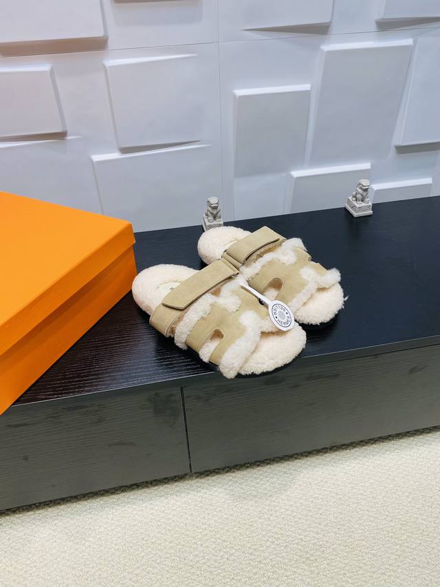 出厂价： Hermes 爱马仕经典爆款二舅羊毛拖火爆来袭。秋冬穿搭必备单品 居家、出街百搭时尚超洋气 配色极其丰富多彩！行走的托斯卡纳风！Tpr防滑大底超轻盈