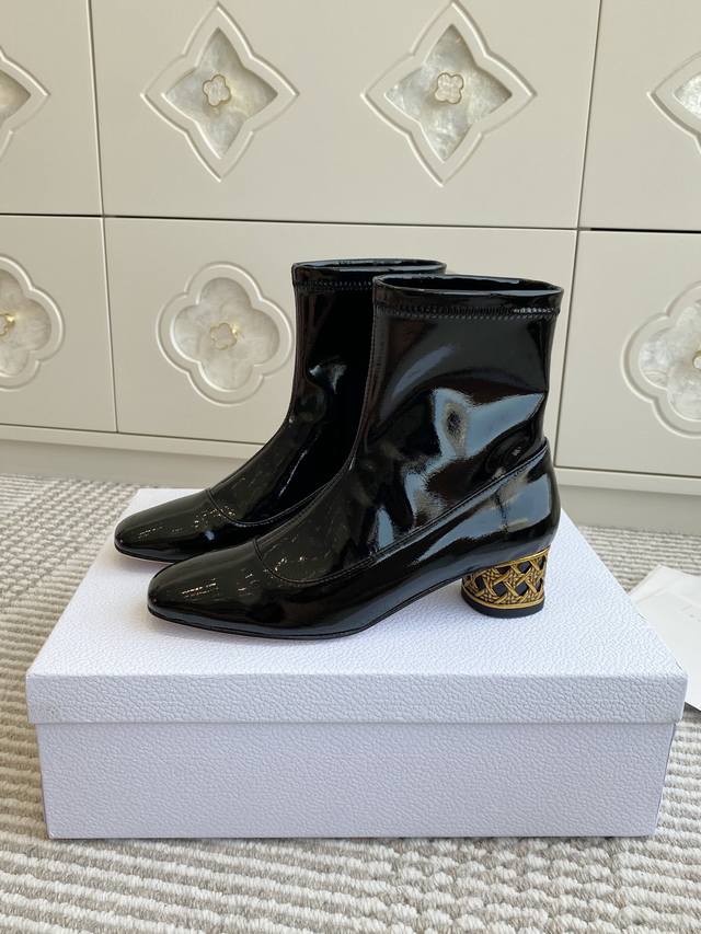 Dio 迪奥24新品miss Dior 复古粗跟短靴弹力靴 顶级品质 这款 Miss Dior带跟及踝靴 搭配字母徽标 超级显腿瘦 原版开模鞋跟 4Cm 8Cm
