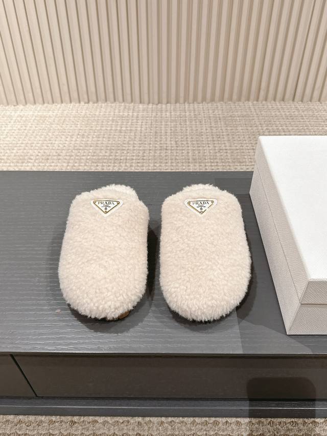 出厂 Prada*普拉达2024Ss秋冬新款毛里居家半包拖鞋乐福鞋闪亮登场 时尚大方的设计呈现经典轮廓。不管面对任何场所 主场只属于你！ 面料：进口羊卷毛 内里