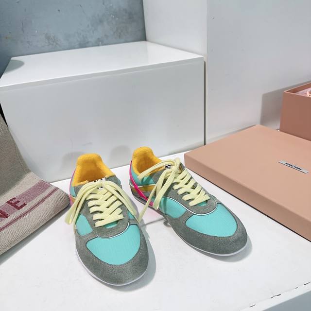 高品质出厂女 ！男 ！顶级品质情侣款！Miumiu缪缪 25春夏最新走秀款 拼色 休闲 运动鞋 德训鞋 阿甘鞋！ 原版购入开发 做货 本季miu延续了该风格推出