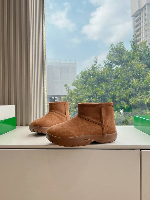 出厂 顶级版本 G021Bottega Veneta*秋冬系列24S 圆头雪地靴秋冬系列持续上新中！24S最新款圆头雪地靴！Bv出品真的是简单实用！非常厚实的毛